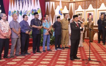Gubernur Al Haris Serahkan 376 Bantuan Beasiswa Dumisake