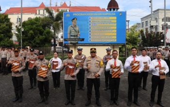 Kapolresta Manado Berikan Penghargaan Jajaran Berprestasi