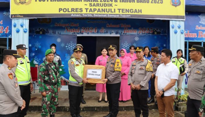 Kapolres Tapteng Bagikan Bingkisan Natal ke Pos Pam Nataru